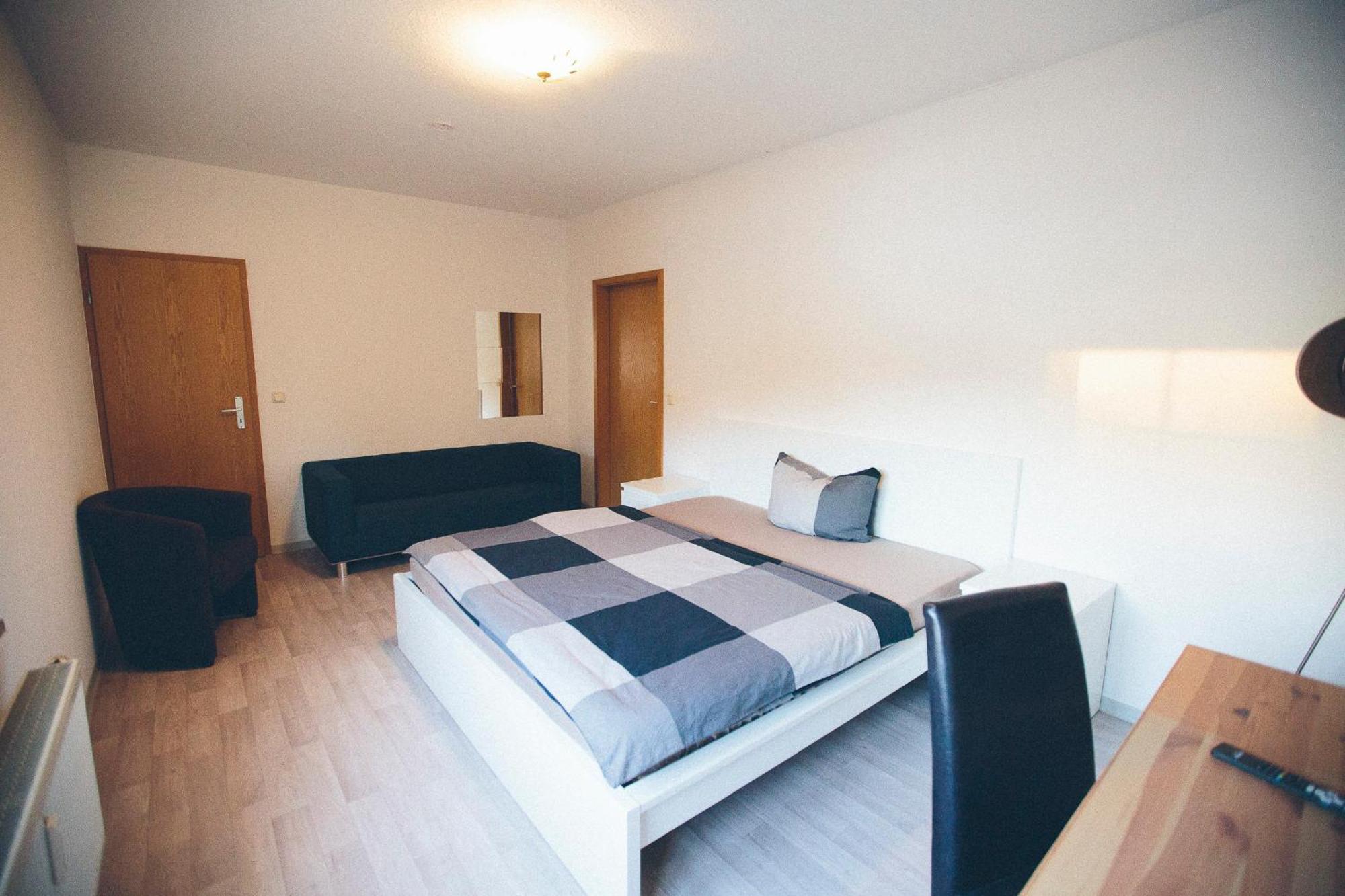Grosse & Voll Ausgestattete Apartments, Studios, Doppelzimmer, Workspace, Parkplatz, Netflix, Prime & Schnelles Wifi In Ruhiger Lage Mit Garten รูโดลชตัดท์ ภายนอก รูปภาพ
