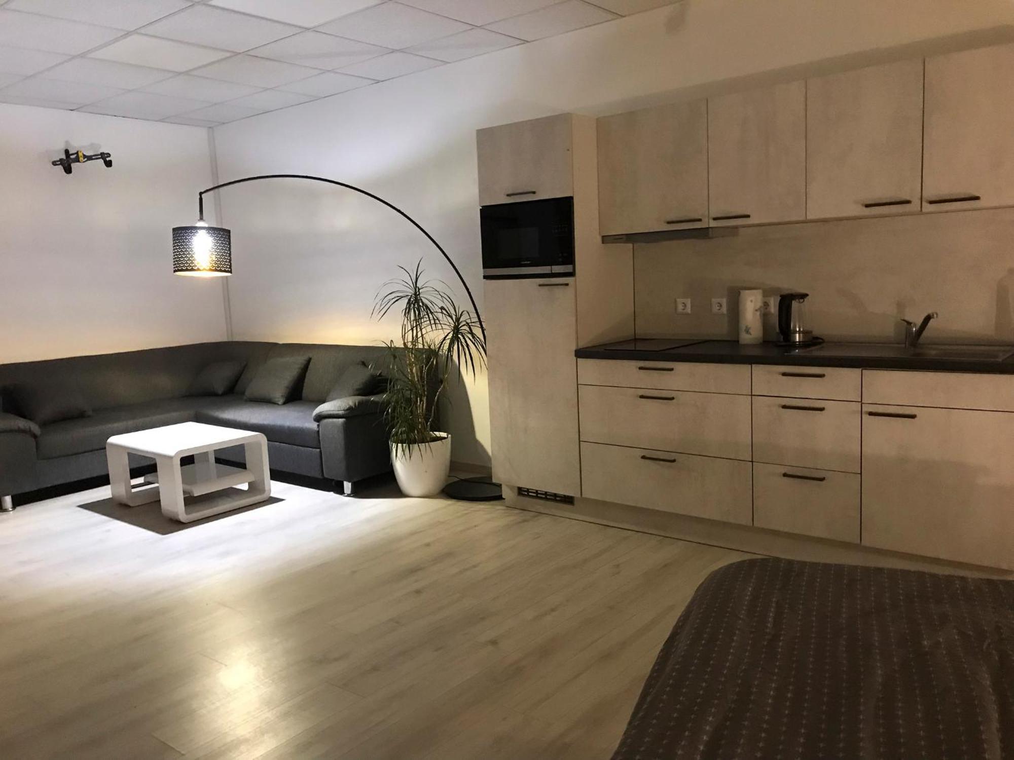Grosse & Voll Ausgestattete Apartments, Studios, Doppelzimmer, Workspace, Parkplatz, Netflix, Prime & Schnelles Wifi In Ruhiger Lage Mit Garten รูโดลชตัดท์ ภายนอก รูปภาพ