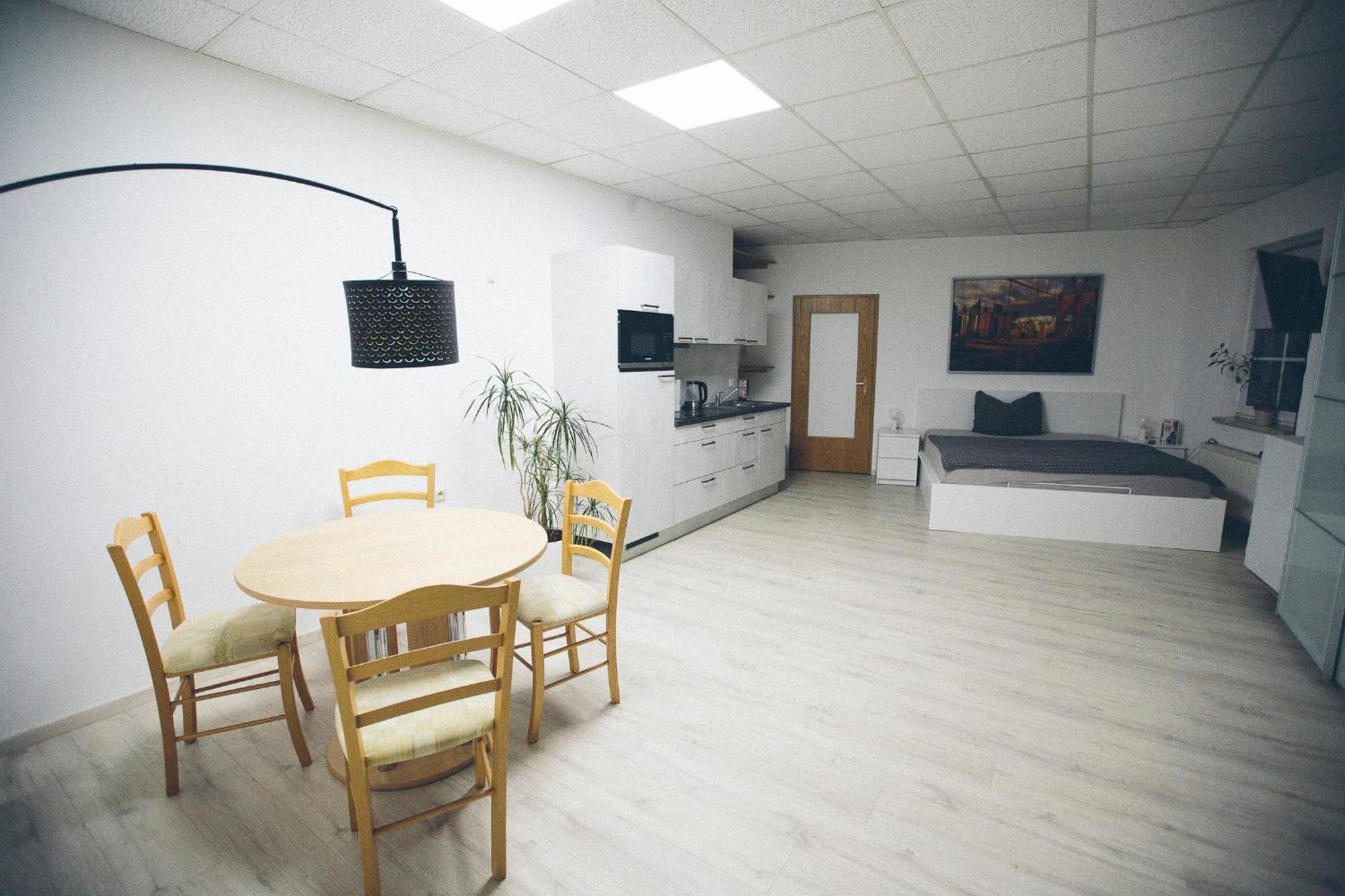 Grosse & Voll Ausgestattete Apartments, Studios, Doppelzimmer, Workspace, Parkplatz, Netflix, Prime & Schnelles Wifi In Ruhiger Lage Mit Garten รูโดลชตัดท์ ภายนอก รูปภาพ