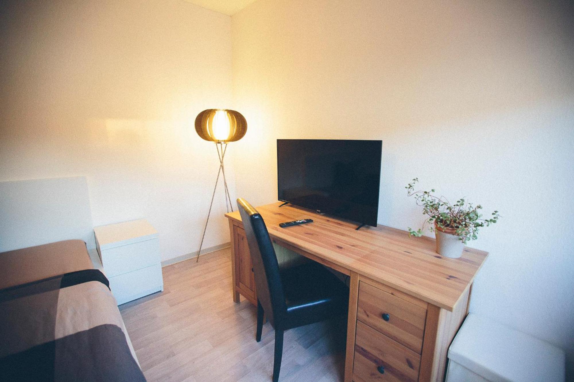 Grosse & Voll Ausgestattete Apartments, Studios, Doppelzimmer, Workspace, Parkplatz, Netflix, Prime & Schnelles Wifi In Ruhiger Lage Mit Garten รูโดลชตัดท์ ภายนอก รูปภาพ