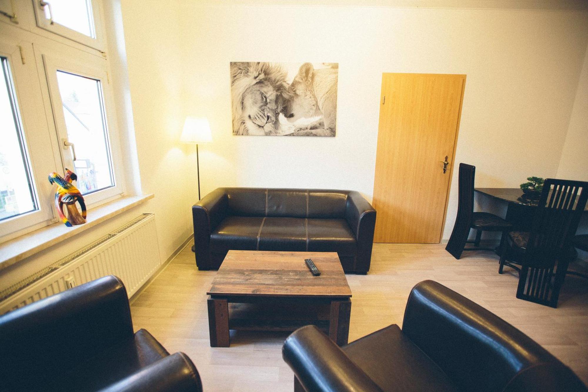 Grosse & Voll Ausgestattete Apartments, Studios, Doppelzimmer, Workspace, Parkplatz, Netflix, Prime & Schnelles Wifi In Ruhiger Lage Mit Garten รูโดลชตัดท์ ห้อง รูปภาพ