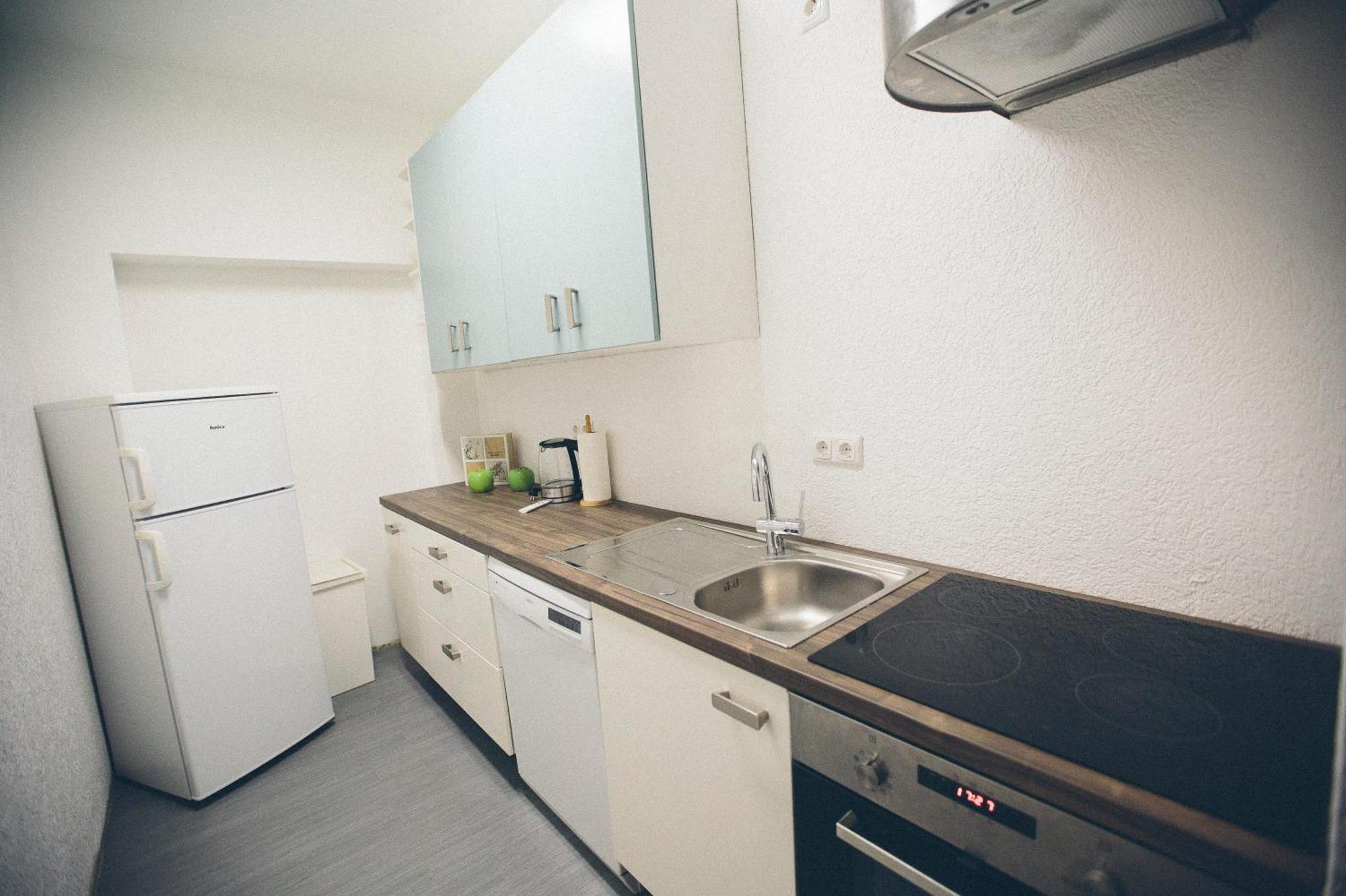 Grosse & Voll Ausgestattete Apartments, Studios, Doppelzimmer, Workspace, Parkplatz, Netflix, Prime & Schnelles Wifi In Ruhiger Lage Mit Garten รูโดลชตัดท์ ห้อง รูปภาพ