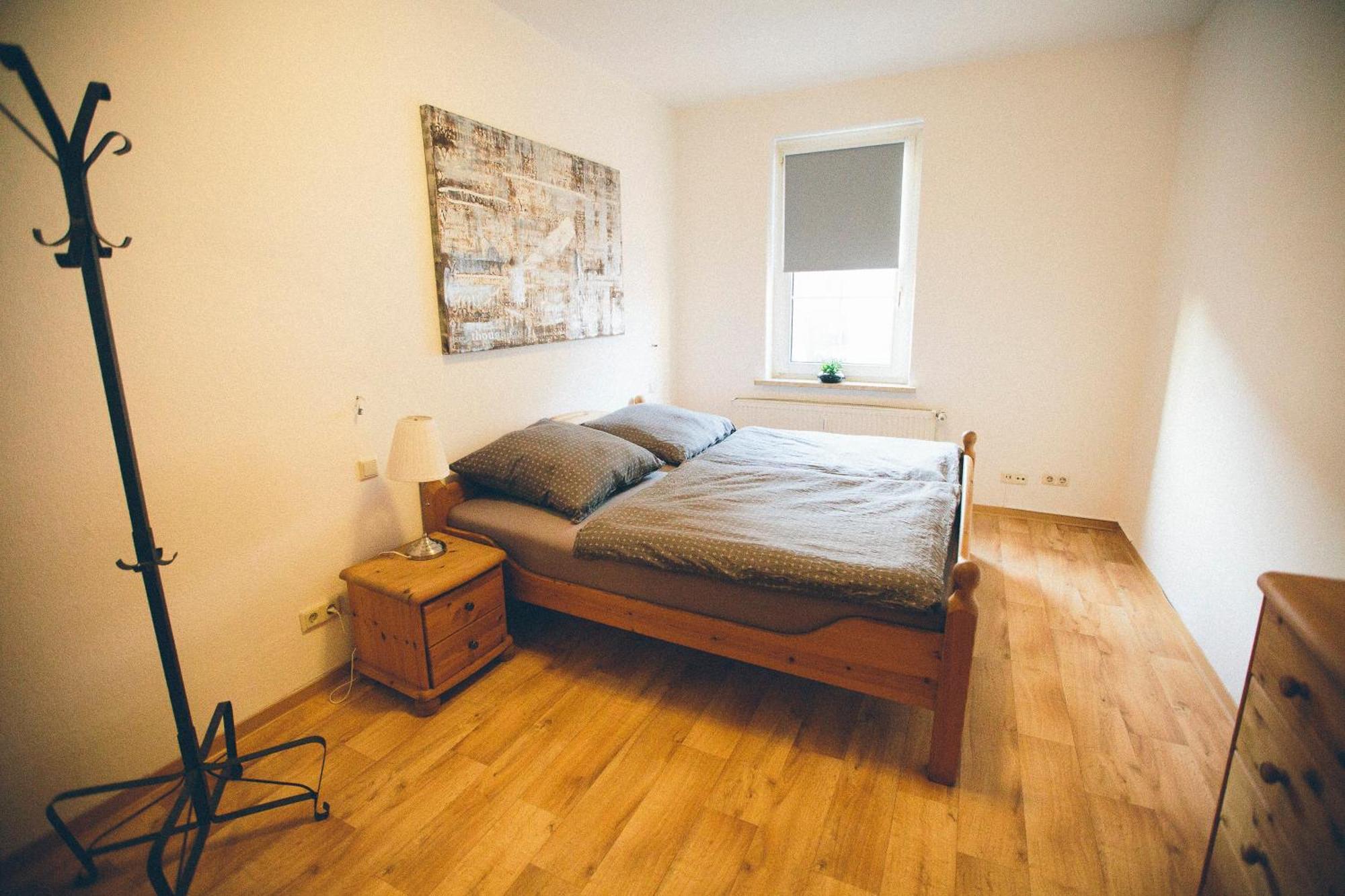 Grosse & Voll Ausgestattete Apartments, Studios, Doppelzimmer, Workspace, Parkplatz, Netflix, Prime & Schnelles Wifi In Ruhiger Lage Mit Garten รูโดลชตัดท์ ห้อง รูปภาพ