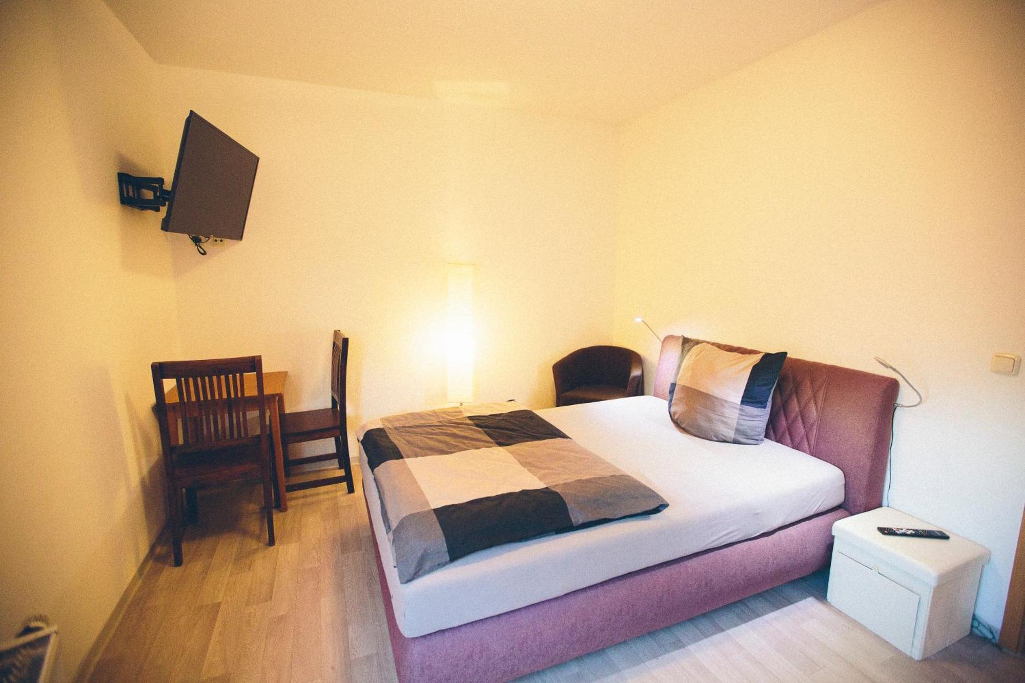 Grosse & Voll Ausgestattete Apartments, Studios, Doppelzimmer, Workspace, Parkplatz, Netflix, Prime & Schnelles Wifi In Ruhiger Lage Mit Garten รูโดลชตัดท์ ภายนอก รูปภาพ