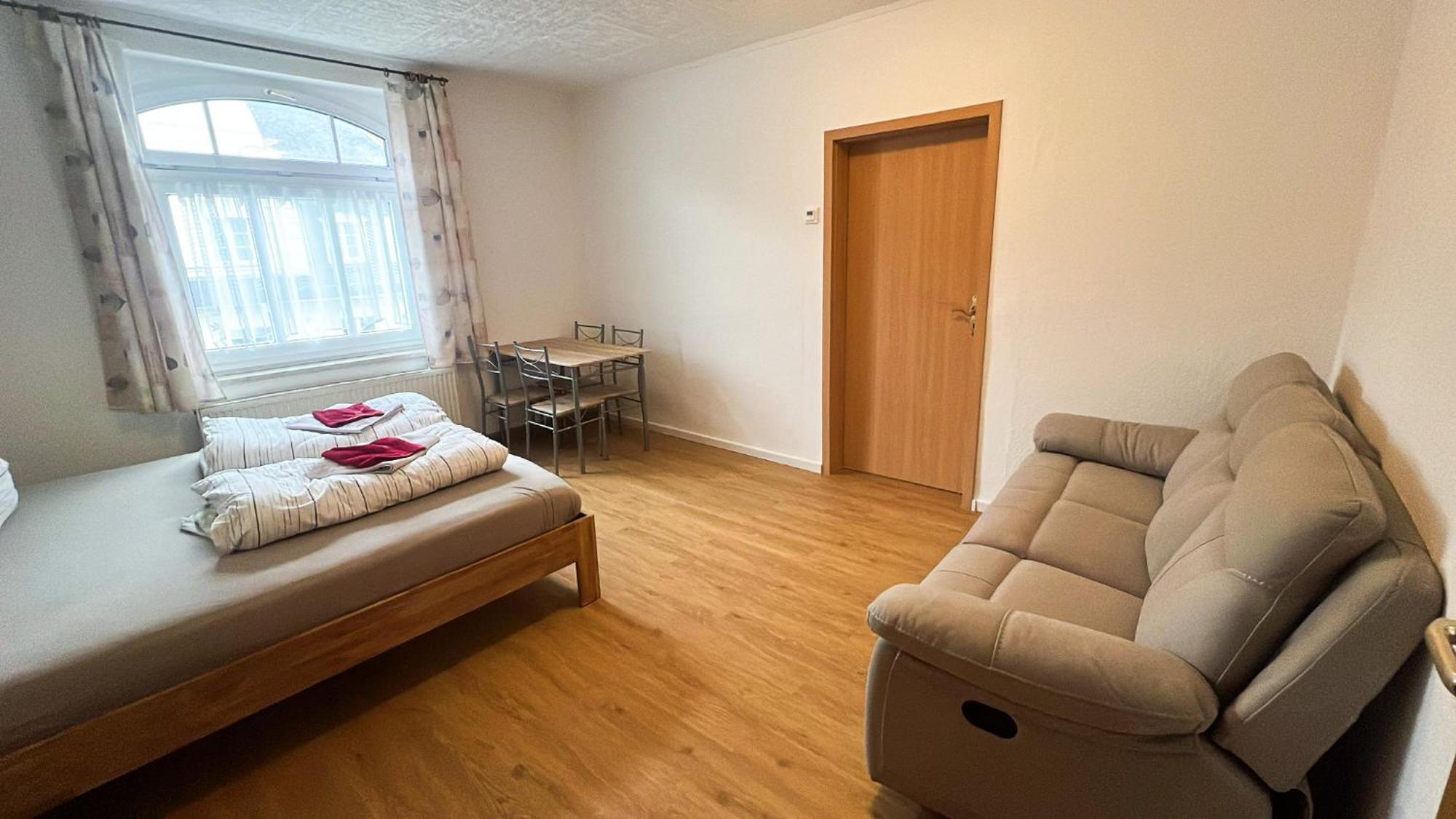 Grosse & Voll Ausgestattete Apartments, Studios, Doppelzimmer, Workspace, Parkplatz, Netflix, Prime & Schnelles Wifi In Ruhiger Lage Mit Garten รูโดลชตัดท์ ห้อง รูปภาพ