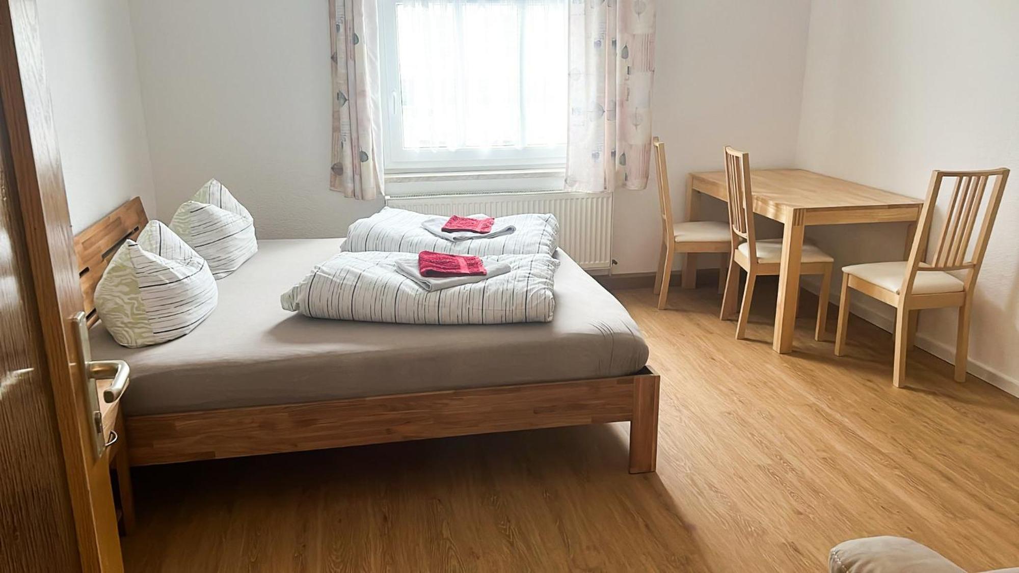 Grosse & Voll Ausgestattete Apartments, Studios, Doppelzimmer, Workspace, Parkplatz, Netflix, Prime & Schnelles Wifi In Ruhiger Lage Mit Garten รูโดลชตัดท์ ห้อง รูปภาพ