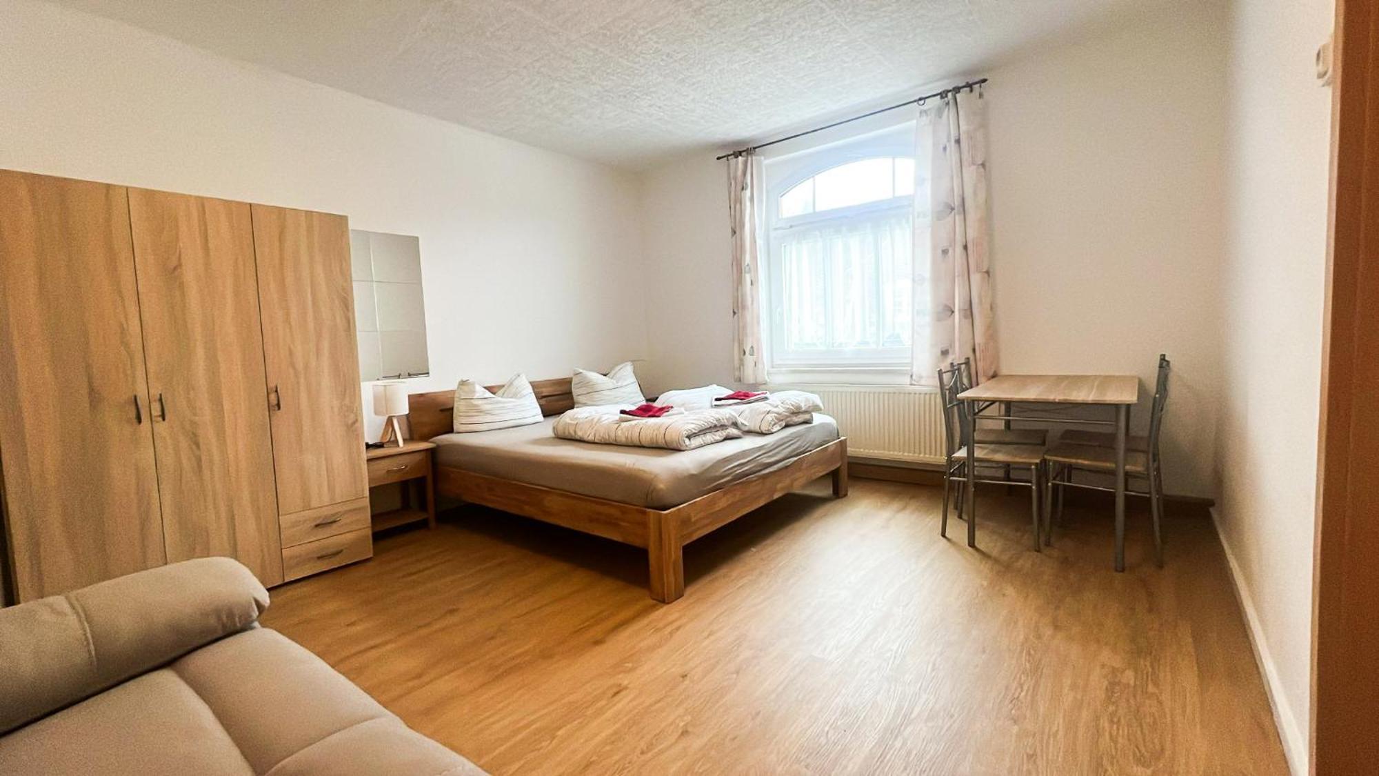 Grosse & Voll Ausgestattete Apartments, Studios, Doppelzimmer, Workspace, Parkplatz, Netflix, Prime & Schnelles Wifi In Ruhiger Lage Mit Garten รูโดลชตัดท์ ห้อง รูปภาพ